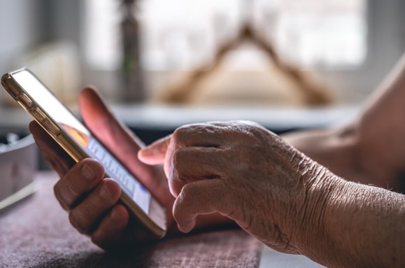 Las personas mayores y los trámites en el mundo digital 1 MANOS